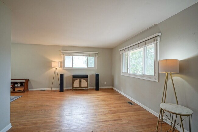 Foto del edificio - 1005 Chevy Chase Ln