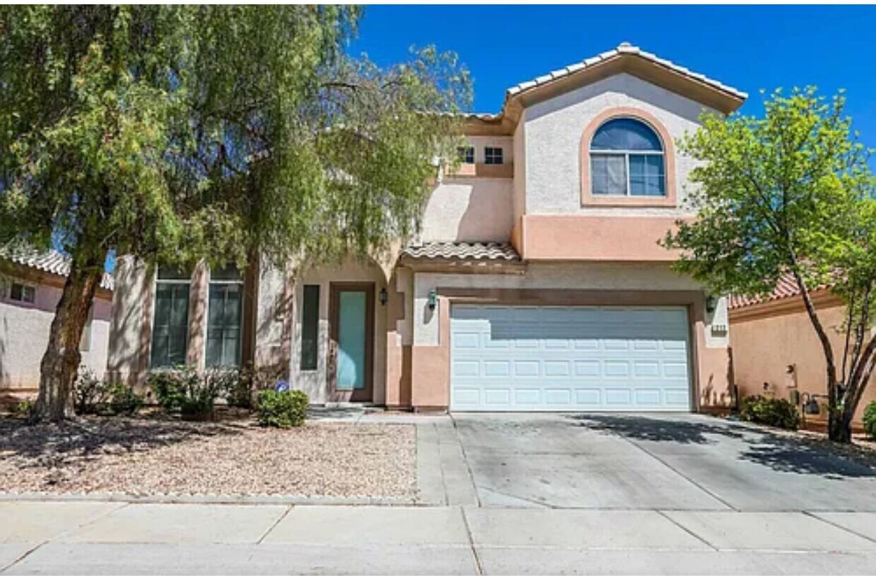 Foto del edificio - 212 Waterton Lakes Ave