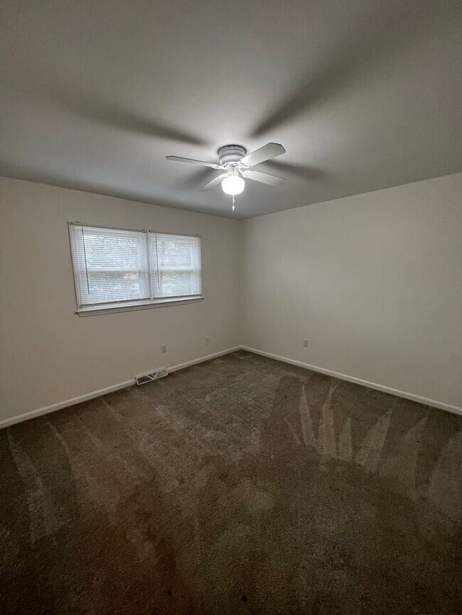 Building Photo - Newly Remodeled 2 Bed, 1 Bath Single Story...