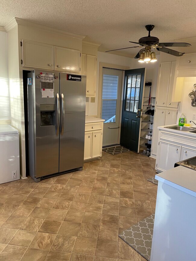 Kitchen - 3221 Meeting Pl