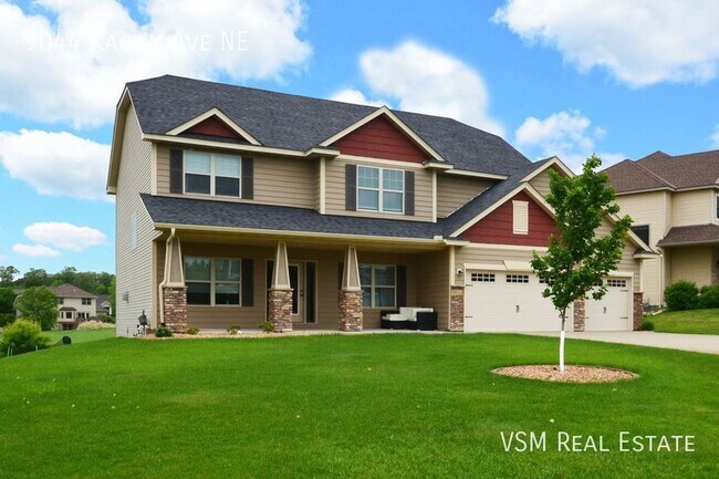 Building Photo - Luxury Living on the Golf Course: Stunning...