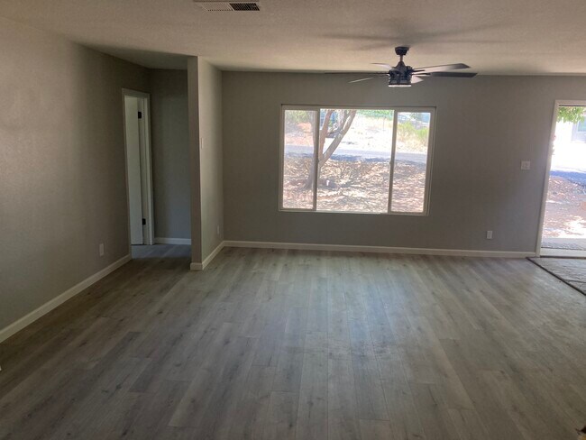 Building Photo - 2715 S Mesa Ln