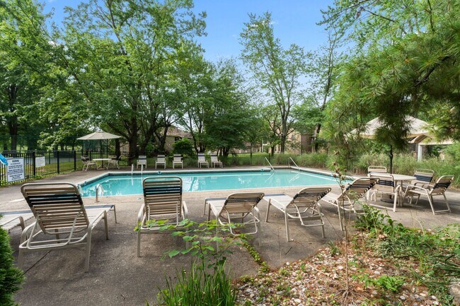 Building Photo - 2 bedroom 2 bathroom on Shelbyville!!