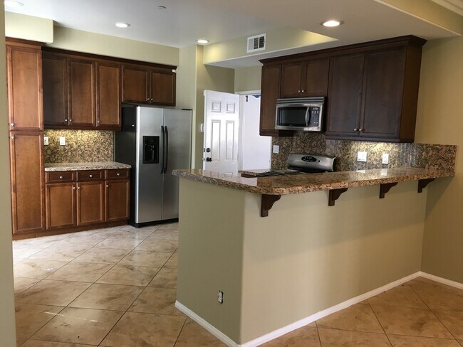 Building Photo - Columbus Square: 3 Bedroom 2.5 Bath Attach...