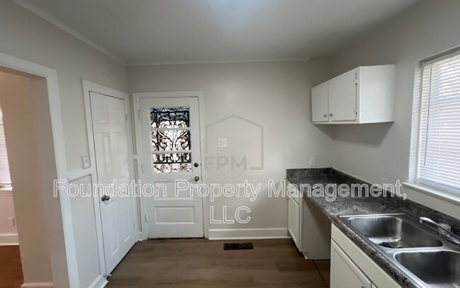 Building Photo - 2143 Vollintine Ave