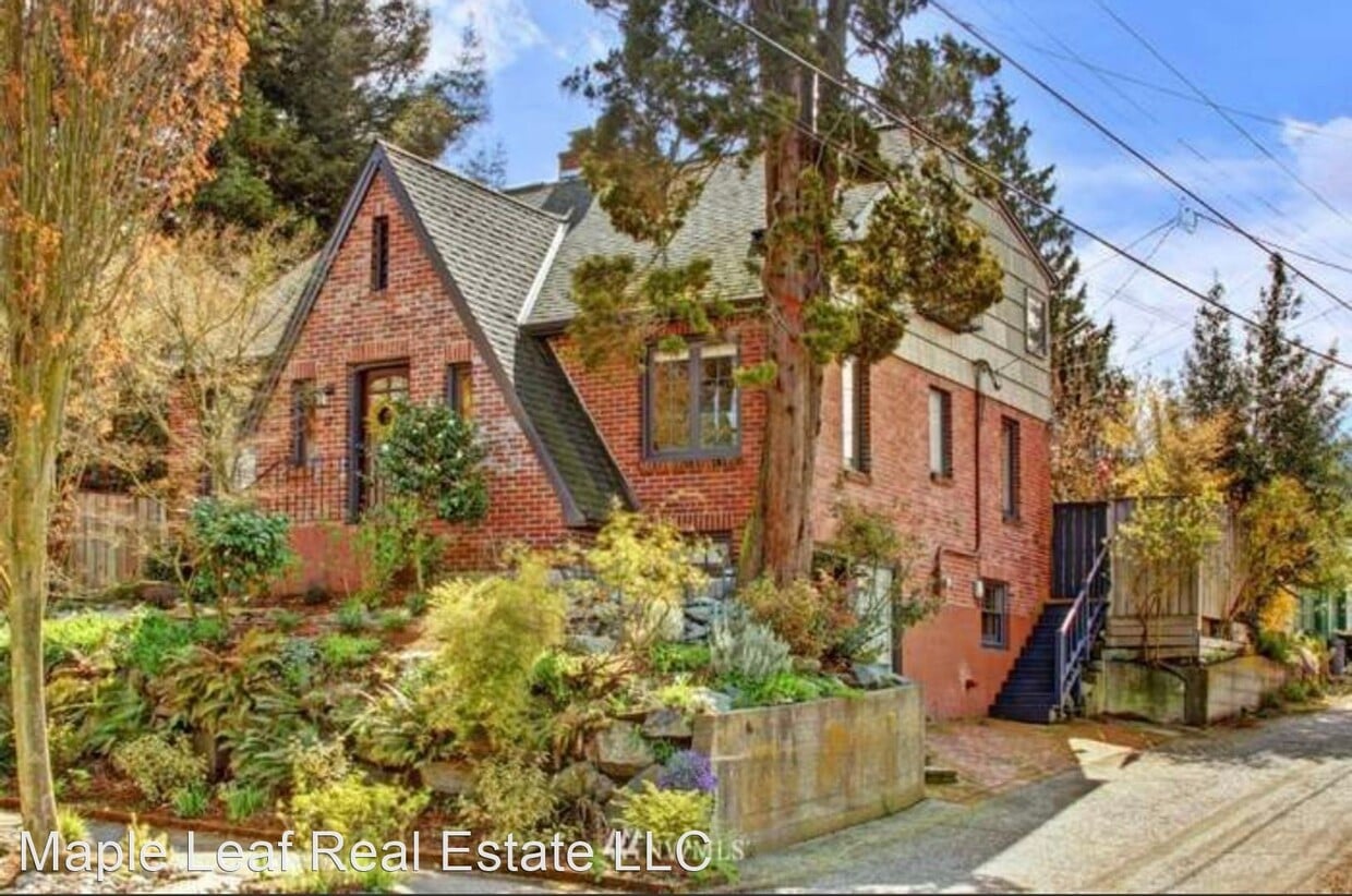 Primary Photo - 4 br, 3 bath House - 11 W Smith St