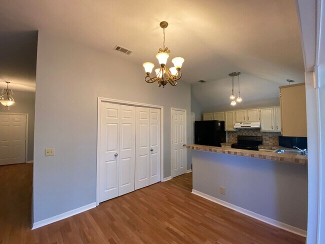 Building Photo - Renovated 3 Bedroom / 2 Bathroom/ 2 Car Ga...