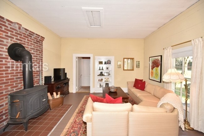 Building Photo - 3 bed 2 bath home!