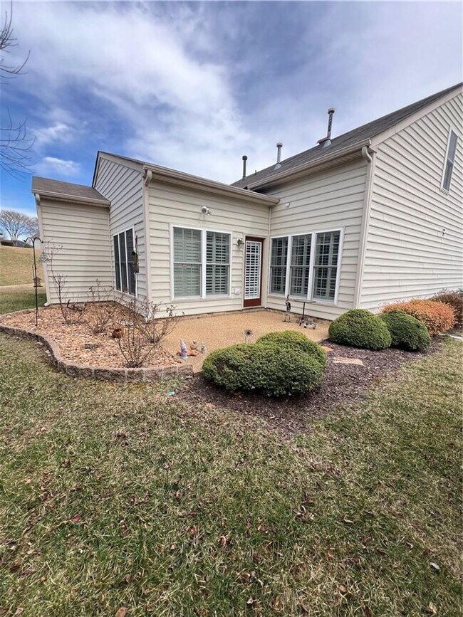 Foto del edificio - Updated four bedroom home First floor master, maintenance free with club house