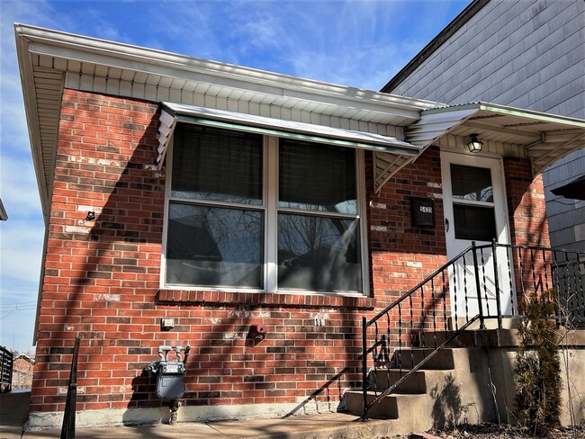 Building Photo - 2 Bed 1 Bath  updated home - St. Louis' "T...