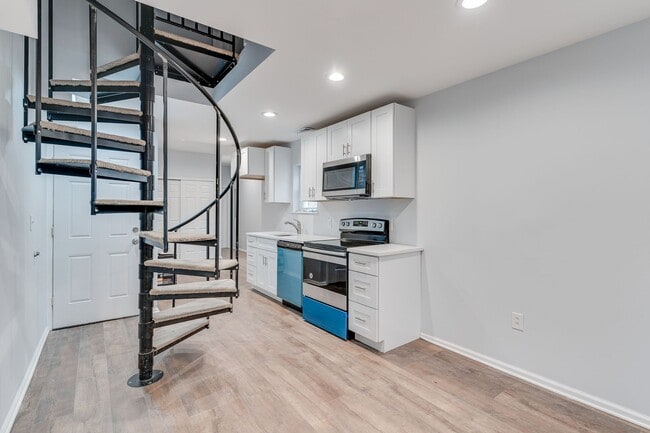 Building Photo - Newly Renovated Temple Apartment