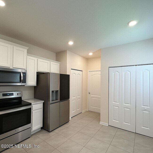 Building Photo - 402 Aralia Ln