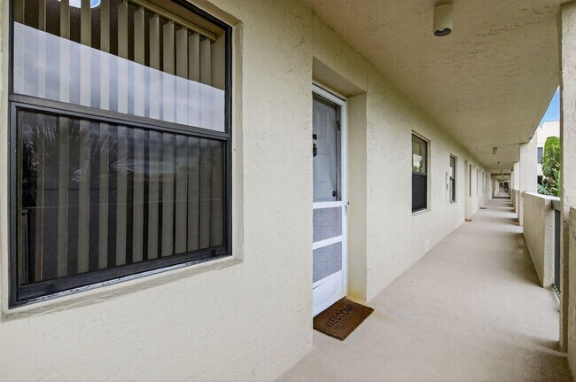 Foto del edificio - 2900 NW 42nd Ave