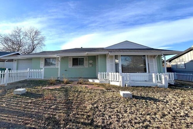 Building Photo - 820 Essex Dr