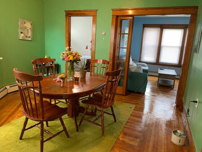 Sunny Double Palor - 727 Main St
