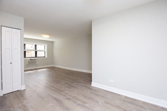Building Photo - 448 W Barry Ave