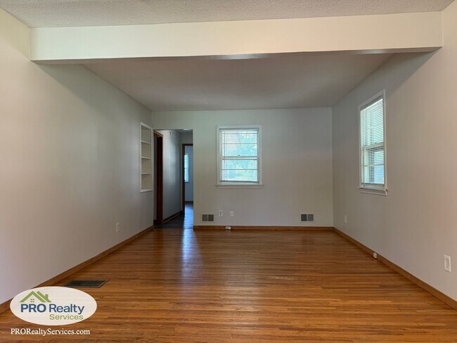 Foto del edificio - 4 Bedroom Home One Block from Medicine Lake