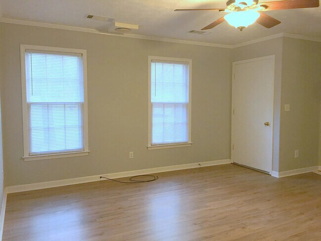 Foto del edificio - 4821 Valley Dale Dr SW