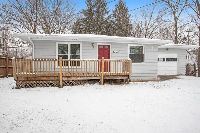 Building Photo - 2/1 Ranch Style Home