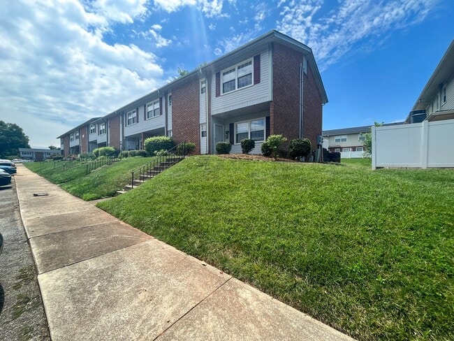 Building Photo - Adorable 2 bedroom, 2 1/2 bathroom townhom...
