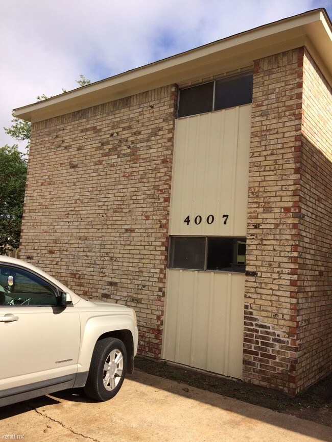 Foto del edificio - 2 br, 1 bath 4plex - 4007 College Main St A