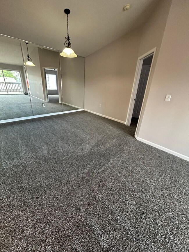 Building Photo - 2 BR Condo in Warren Twp