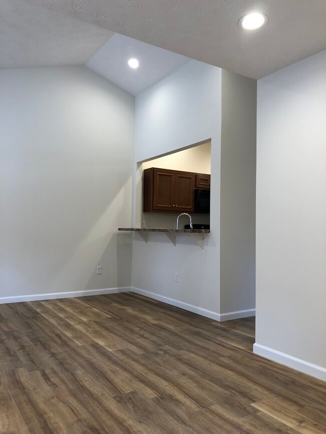 Building Photo - 1247 Sparta Dr