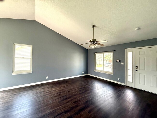 Building Photo - 3 Bedroom 2 Bathroom Home!