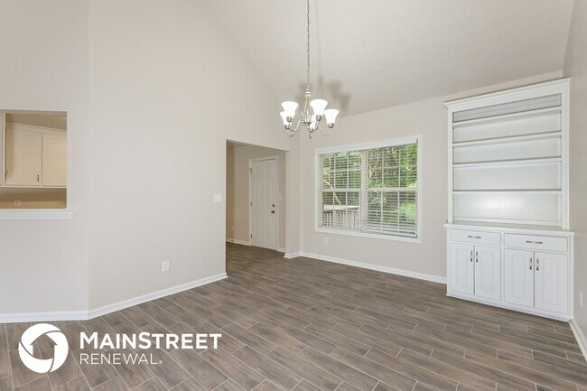 Building Photo - 1599 Queen Elizabeth Dr