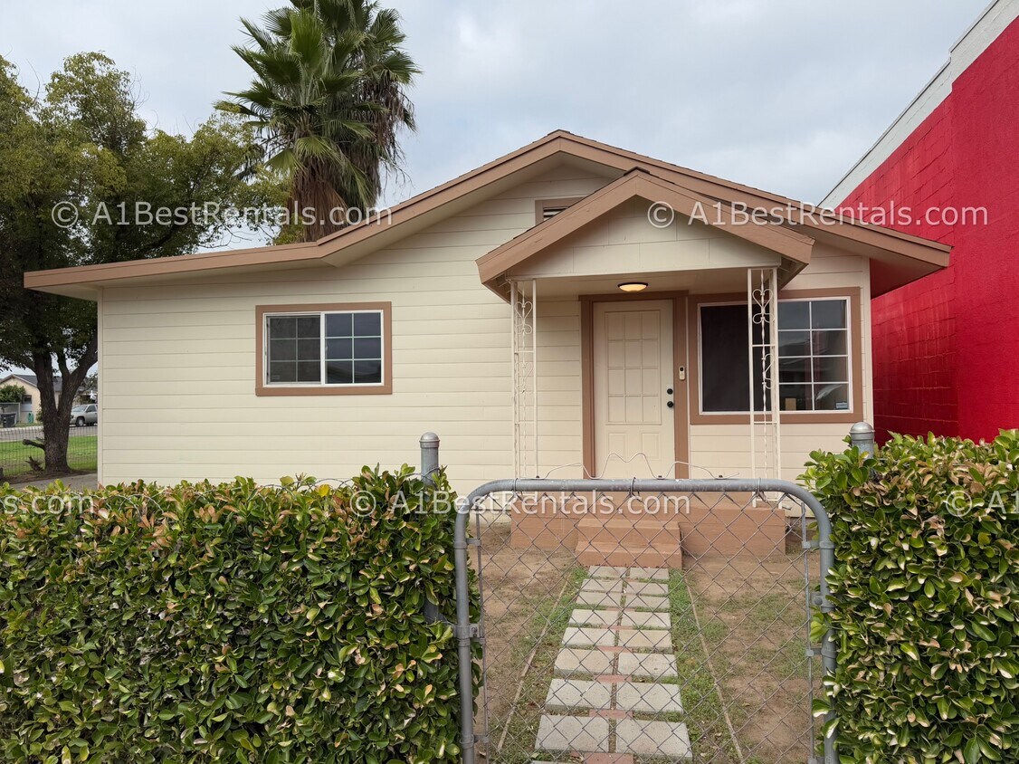 Foto principal - 3205 Sierra St