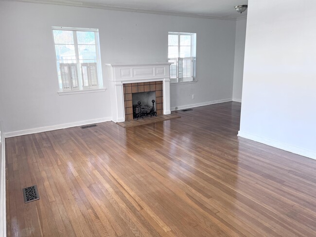 Foto del edificio - 210 Crestwood St