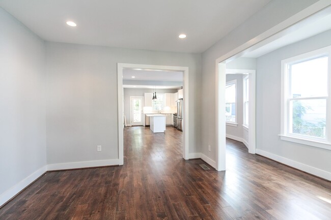 Foto del edificio - Gorgeous Renovated 6 Bed with Yard in hear...