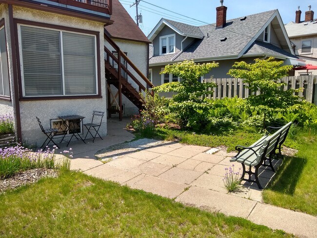 Foto del edificio - 227 Lowry Ave NE