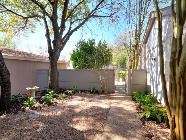 Foto del edificio - 6004 Gardenridge Hollow