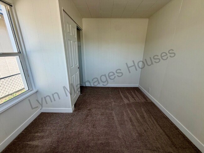 Building Photo - Updated Single Family Home with Fenced Yard