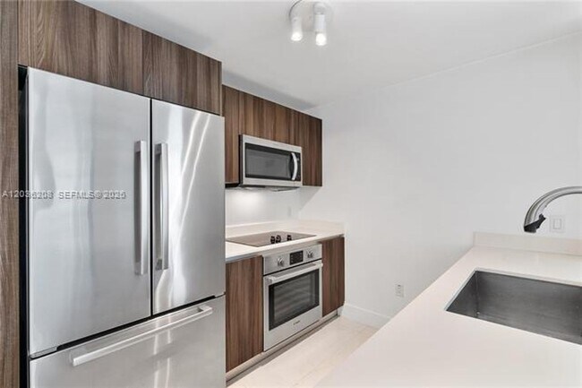 Foto del edificio - 488 NE 18th St