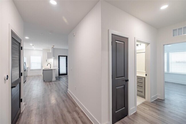 Foto del edificio - 1420 Lakefront Dr