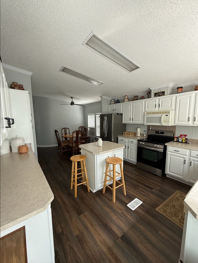 Building Photo - Updated Country Home – 3 Bed, 2 Bath – 2,500 Sq Ft with Fenced Yard & Spacious Porches