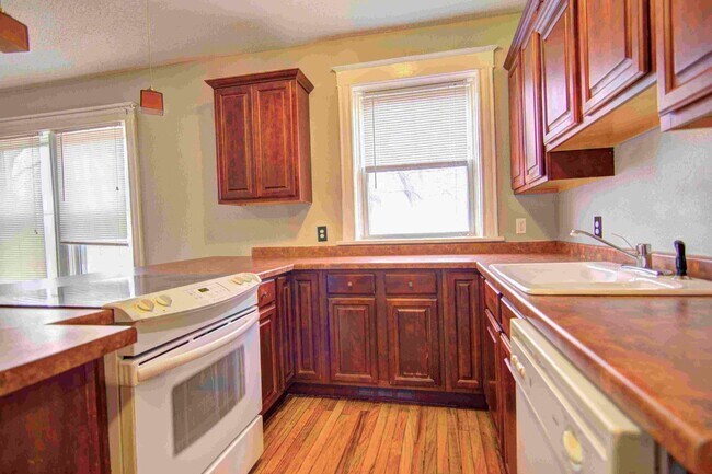 Foto del edificio - Large charming 3 bedroom 2 bath with oversized master bedroom that has its own private bath!