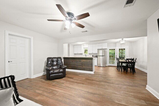 Foto del edificio - 23705 Walker South Rd