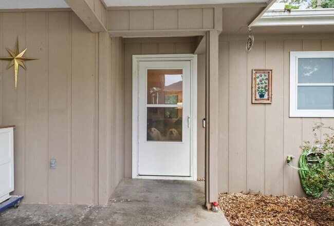 Building Photo - Cozy Forest Retreat | 3 Bed, 2 Bath with S...