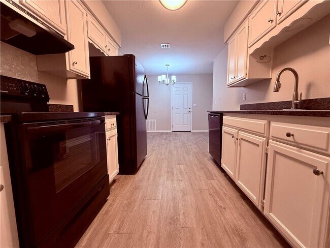 Building Photo - 2107 Oakwood Ave