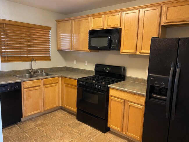 Foto del edificio - AFFORDABLE 1st Floor Condo & patio yard!