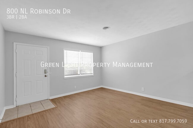 Foto del edificio - 800 N L Robinson Dr