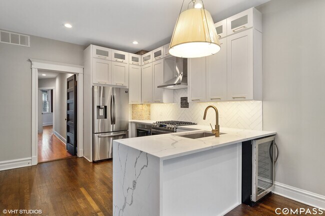 Foto del edificio - 1211 W Addison St