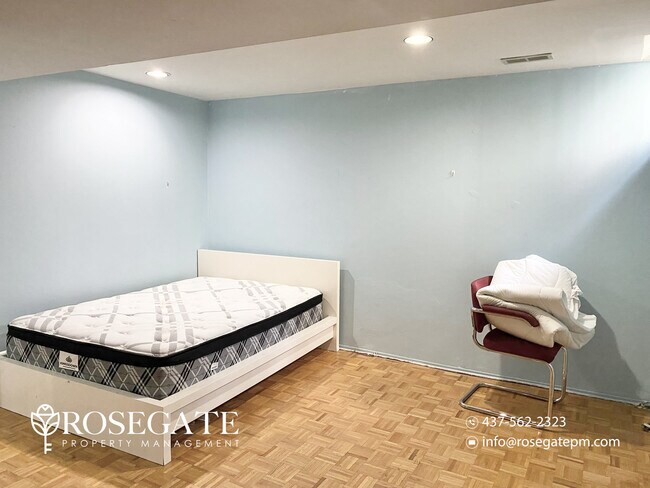 Photo du bâtiment - Pet-Friendly 3-Bedroom Basement Apartment with Parking – Scarborough