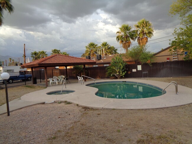 Pool/Jacuzzi to relax - 2438 N Palo Verde Ave