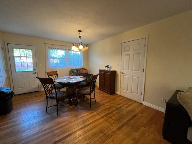 Building Photo - 2216 Delaware Dr