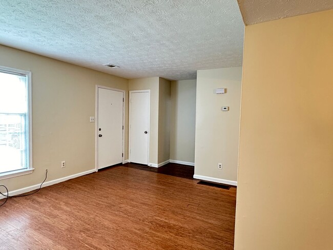 Building Photo - $500 Deposit SPECIAL! 3 BR TOWNHOME! Off-S...