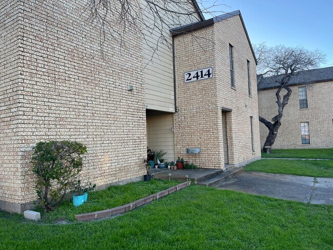 Foto del edificio - SOUTH SIDE TOWNHOME WITH SOME BILLS PAID